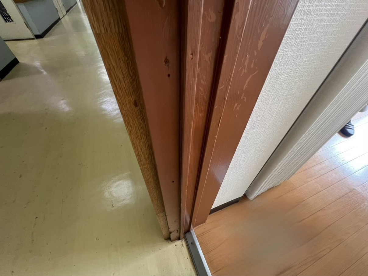 居室ドア枠 塗装beforeの写真