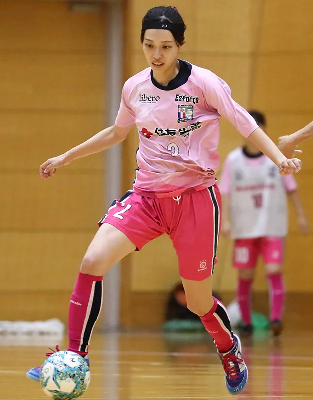 高橋 彩さん フットサルプレー写真